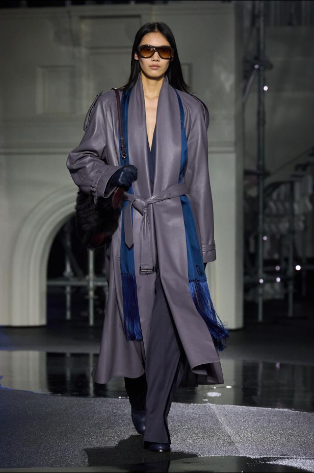 ‎"‎الترنش كوت" يتحدى مطر لندن بأناقة عصرية في مجموعة ‏Burberry‏ لخريف 2026 ‏