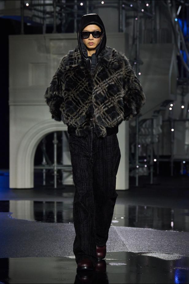 ‎"‎الترنش كوت" يتحدى مطر لندن بأناقة عصرية في مجموعة ‏Burberry‏ لخريف 2026 ‏