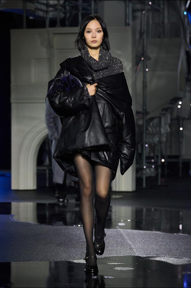 ‎"‎الترنش كوت" يتحدى مطر لندن بأناقة عصرية في مجموعة ‏Burberry‏ لخريف 2026 ‏