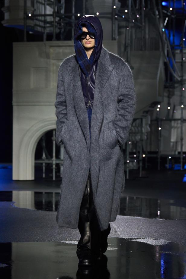 ‎"‎الترنش كوت" يتحدى مطر لندن بأناقة عصرية في مجموعة ‏Burberry‏ لخريف 2026 ‏