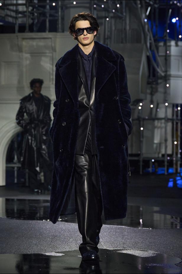 ‎"‎الترنش كوت" يتحدى مطر لندن بأناقة عصرية في مجموعة ‏Burberry‏ لخريف 2026 ‏