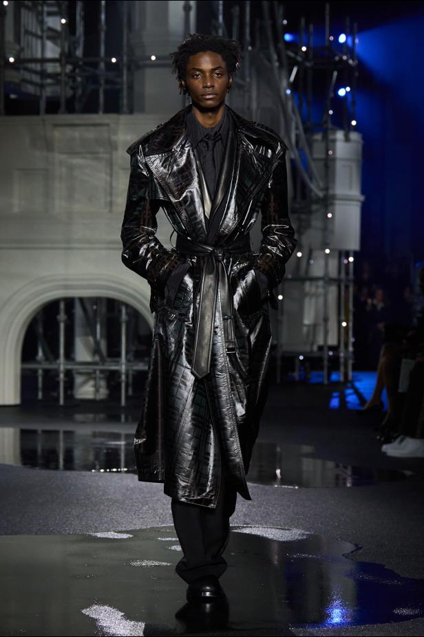 ‎"‎الترنش كوت" يتحدى مطر لندن بأناقة عصرية في مجموعة ‏Burberry‏ لخريف 2026 ‏