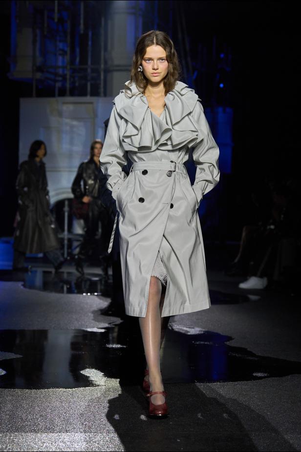 ‎"‎الترنش كوت" يتحدى مطر لندن بأناقة عصرية في مجموعة ‏Burberry‏ لخريف 2026 ‏