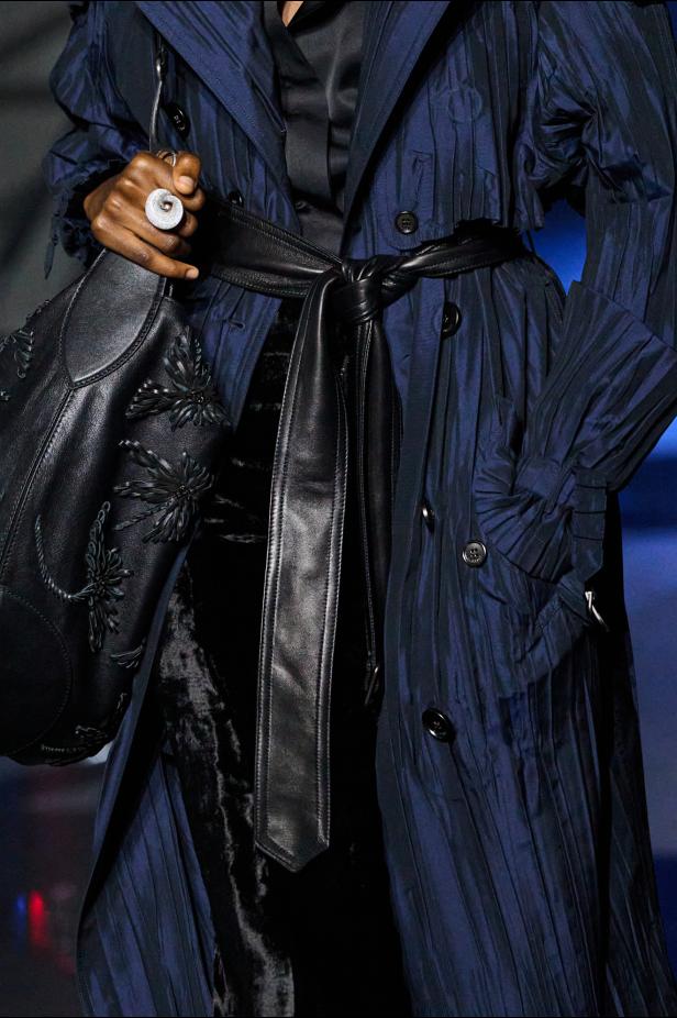 ‎"‎الترنش كوت" يتحدى مطر لندن بأناقة عصرية في مجموعة ‏Burberry‏ لخريف 2026 ‏