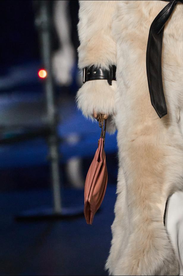 ‎"‎الترنش كوت" يتحدى مطر لندن بأناقة عصرية في مجموعة ‏Burberry‏ لخريف 2026 ‏