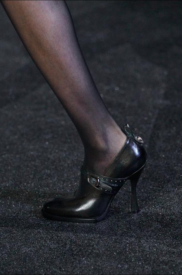 ‎"‎الترنش كوت" يتحدى مطر لندن بأناقة عصرية في مجموعة ‏Burberry‏ لخريف 2026 ‏