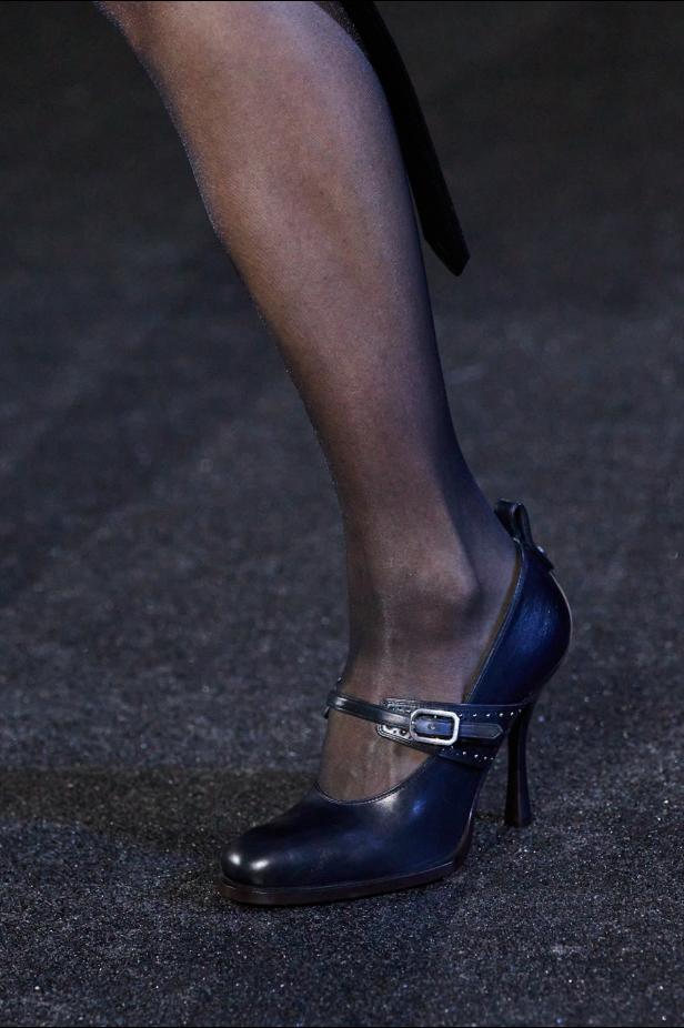 ‎"‎الترنش كوت" يتحدى مطر لندن بأناقة عصرية في مجموعة ‏Burberry‏ لخريف 2026 ‏