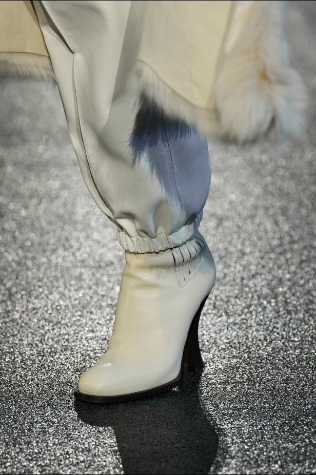 ‎"‎الترنش كوت" يتحدى مطر لندن بأناقة عصرية في مجموعة ‏Burberry‏ لخريف 2026 ‏