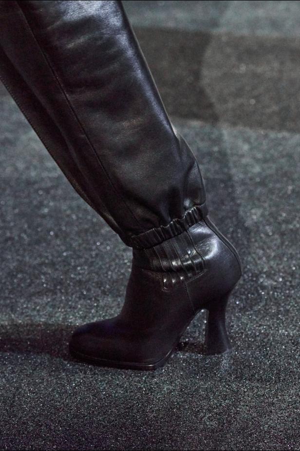 ‎"‎الترنش كوت" يتحدى مطر لندن بأناقة عصرية في مجموعة ‏Burberry‏ لخريف 2026 ‏