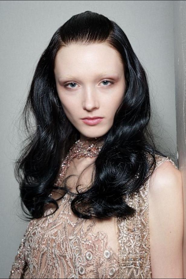 سحر صيف السبعينيات يتجسد في مجموعة إيلي صعب للأزياء الراقية لربيع وصيف 2026