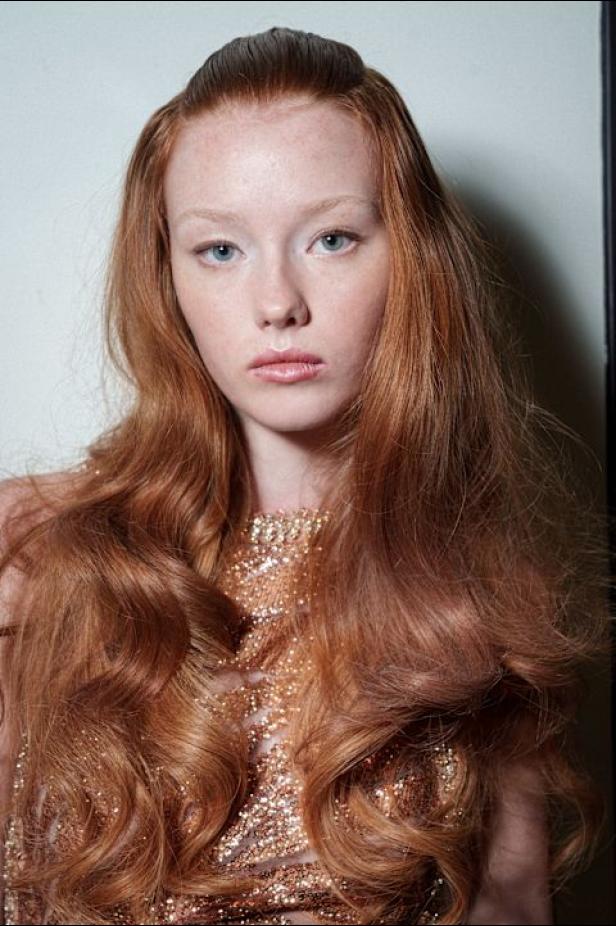 سحر صيف السبعينيات يتجسد في مجموعة إيلي صعب للأزياء الراقية لربيع وصيف 2026