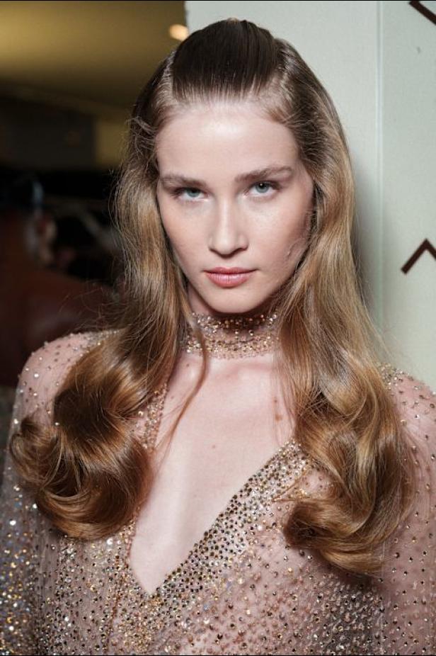 سحر صيف السبعينيات يتجسد في مجموعة إيلي صعب للأزياء الراقية لربيع وصيف 2026