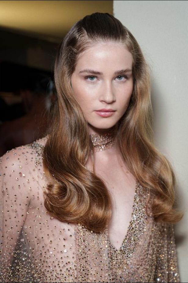 سحر صيف السبعينيات يتجسد في مجموعة إيلي صعب للأزياء الراقية لربيع وصيف 2026