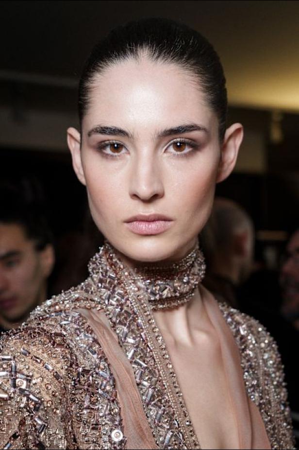 سحر صيف السبعينيات يتجسد في مجموعة إيلي صعب للأزياء الراقية لربيع وصيف 2026