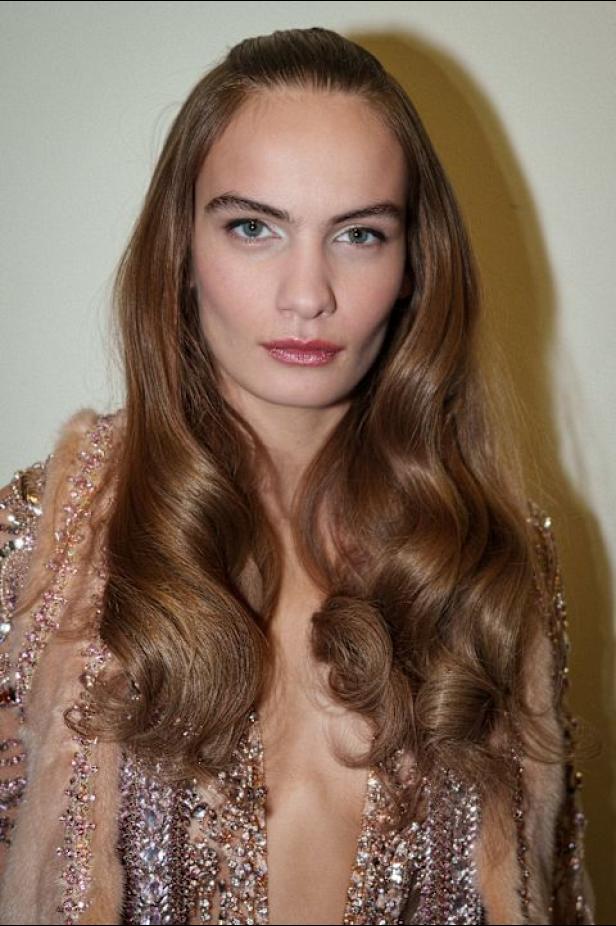 سحر صيف السبعينيات يتجسد في مجموعة إيلي صعب للأزياء الراقية لربيع وصيف 2026