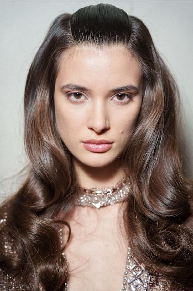 سحر صيف السبعينيات يتجسد في مجموعة إيلي صعب للأزياء الراقية لربيع وصيف 2026