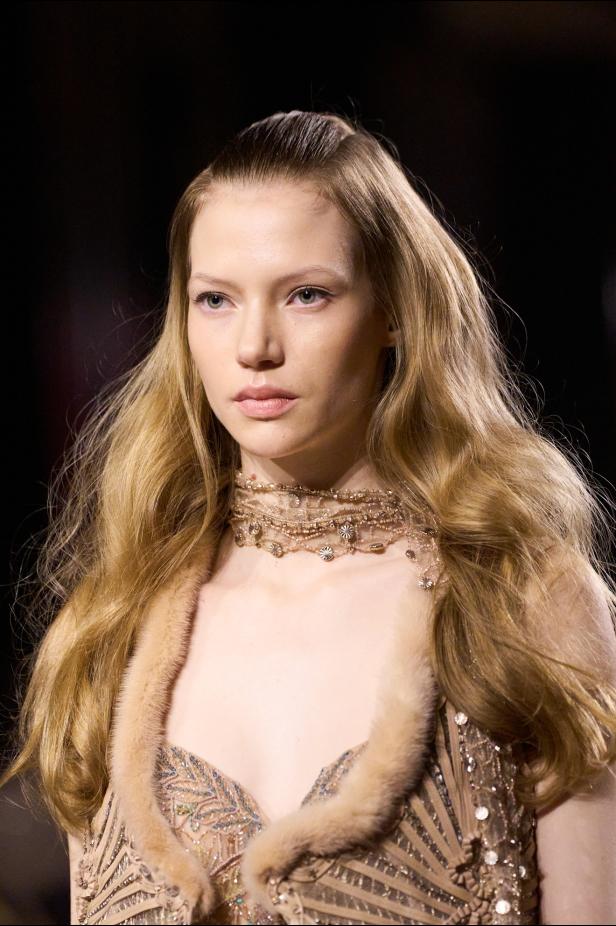 سحر صيف السبعينيات يتجسد في مجموعة إيلي صعب للأزياء الراقية لربيع وصيف 2026