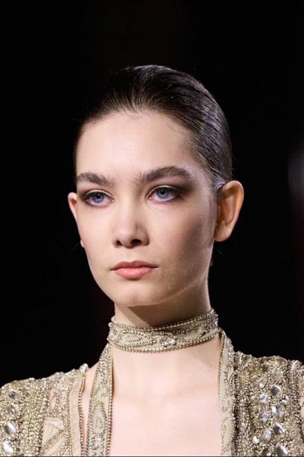 سحر صيف السبعينيات يتجسد في مجموعة إيلي صعب للأزياء الراقية لربيع وصيف 2026