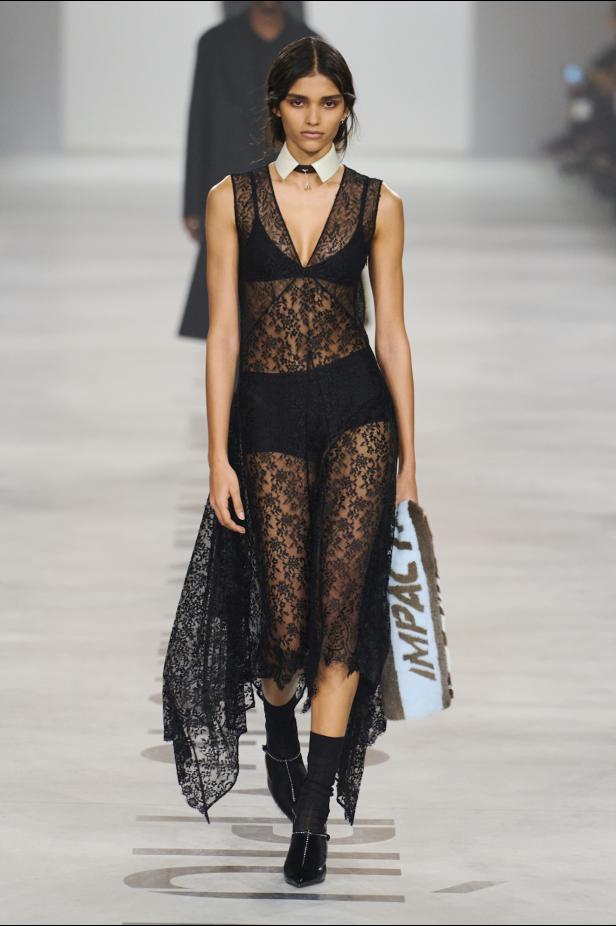 كيوري ترفع شعار "خزانة للجميع‎"‎‏ في أول عرض لها مع ‏Fendi‏ لموسم خريف 2026‏