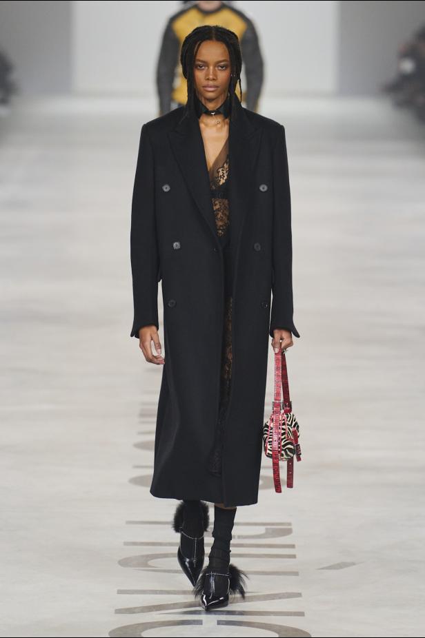 كيوري ترفع شعار "خزانة للجميع‎"‎‏ في أول عرض لها مع ‏Fendi‏ لموسم خريف 2026‏