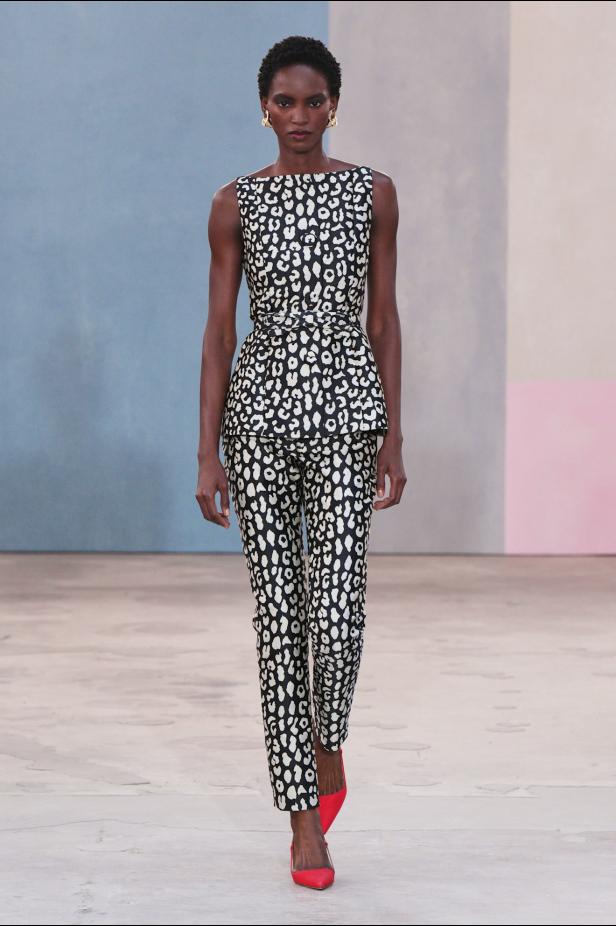  مجموعة كارولينا هيريرا لخريف 2026 تكريم للمرأة القوية والمثقفة