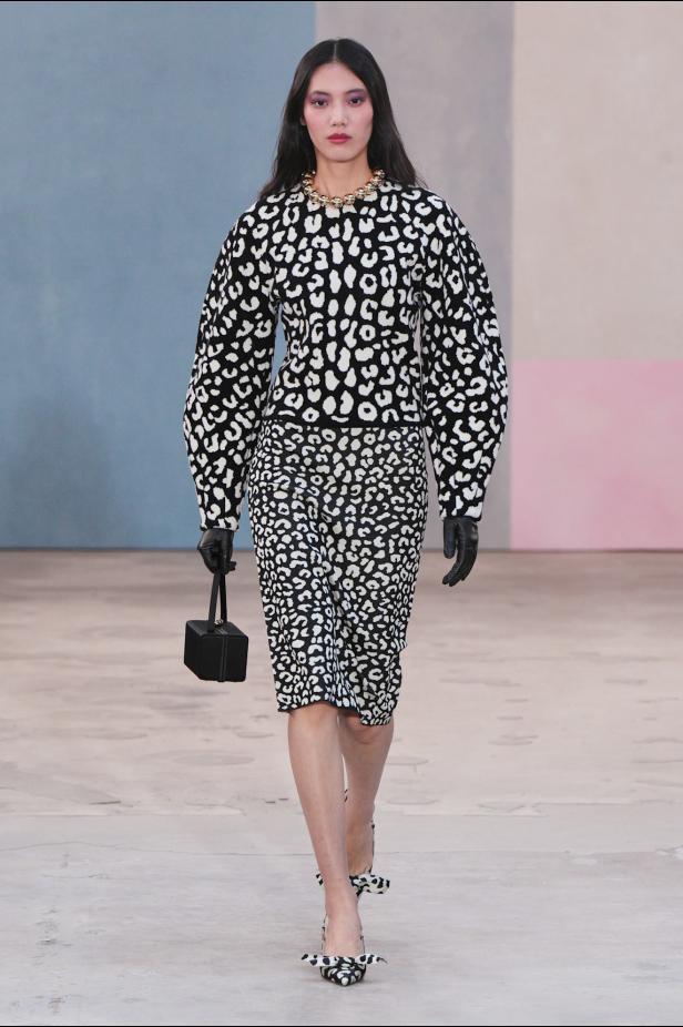  مجموعة كارولينا هيريرا لخريف 2026 تكريم للمرأة القوية والمثقفة