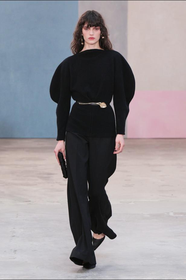  مجموعة كارولينا هيريرا لخريف 2026 تكريم للمرأة القوية والمثقفة