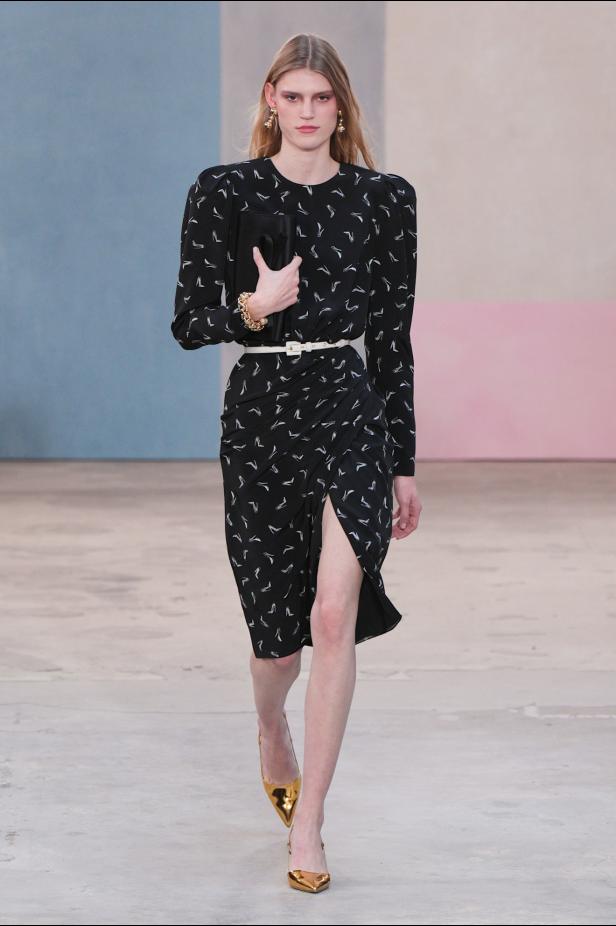  مجموعة كارولينا هيريرا لخريف 2026 تكريم للمرأة القوية والمثقفة