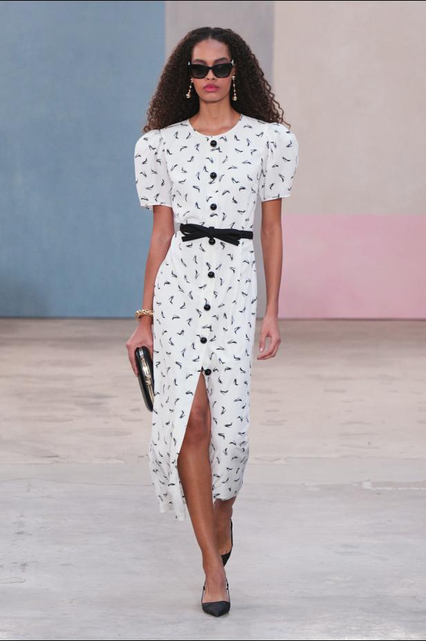  مجموعة كارولينا هيريرا لخريف 2026 تكريم للمرأة القوية والمثقفة