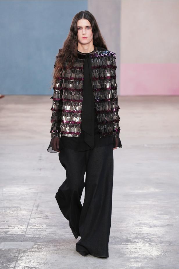  مجموعة كارولينا هيريرا لخريف 2026 تكريم للمرأة القوية والمثقفة