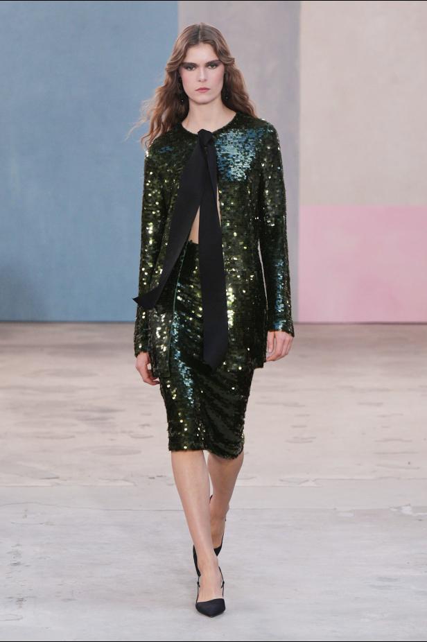  مجموعة كارولينا هيريرا لخريف 2026 تكريم للمرأة القوية والمثقفة