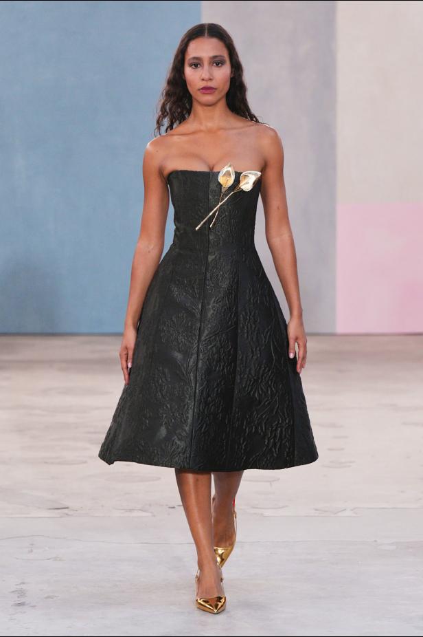  مجموعة كارولينا هيريرا لخريف 2026 تكريم للمرأة القوية والمثقفة