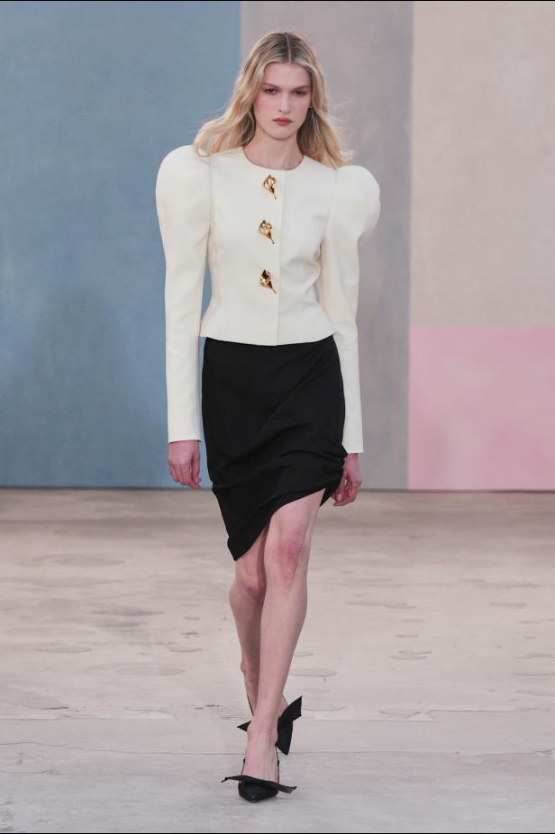  مجموعة كارولينا هيريرا لخريف 2026 تكريم للمرأة القوية والمثقفة