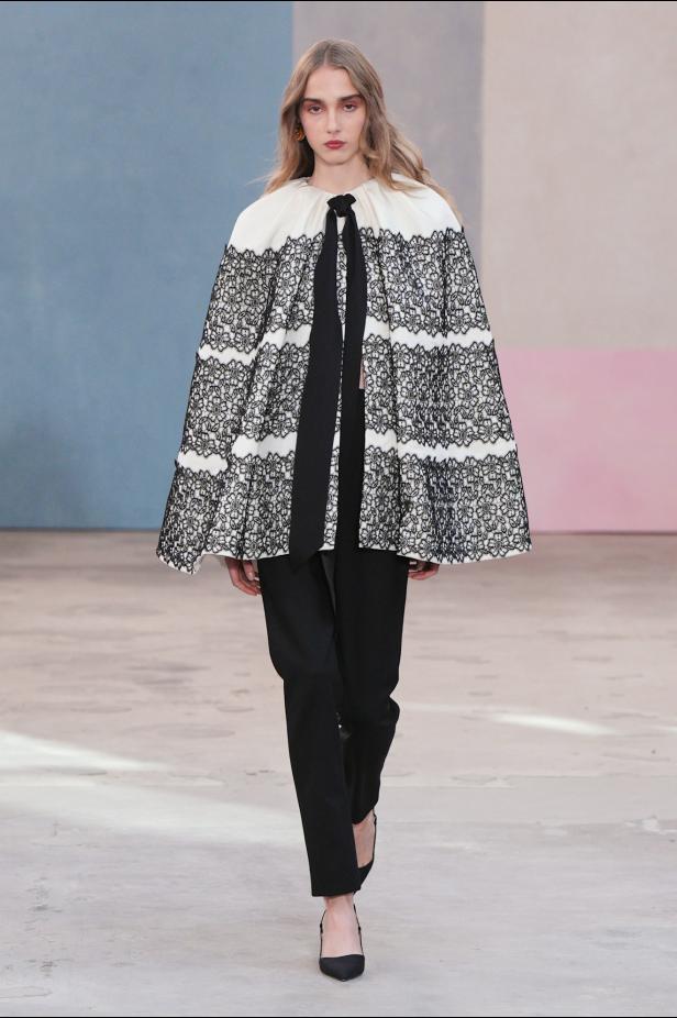  مجموعة كارولينا هيريرا لخريف 2026 تكريم للمرأة القوية والمثقفة