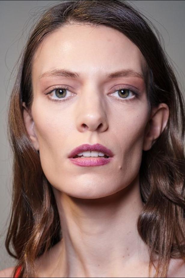  مجموعة كارولينا هيريرا لخريف 2026 تكريم للمرأة القوية والمثقفة