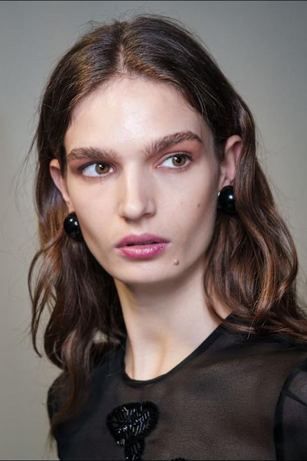  مجموعة كارولينا هيريرا لخريف 2026 تكريم للمرأة القوية والمثقفة