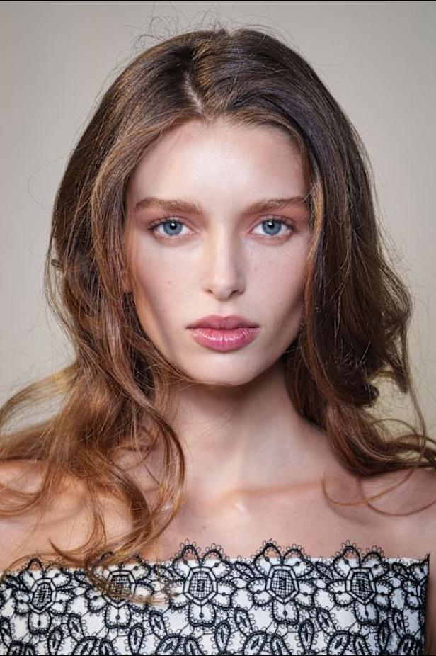  مجموعة كارولينا هيريرا لخريف 2026 تكريم للمرأة القوية والمثقفة