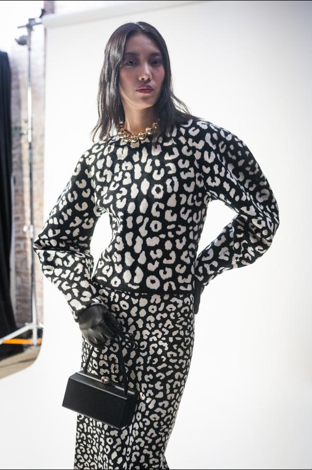  مجموعة كارولينا هيريرا لخريف 2026 تكريم للمرأة القوية والمثقفة