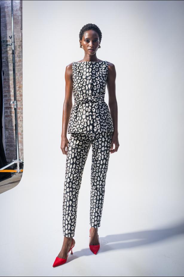  مجموعة كارولينا هيريرا لخريف 2026 تكريم للمرأة القوية والمثقفة