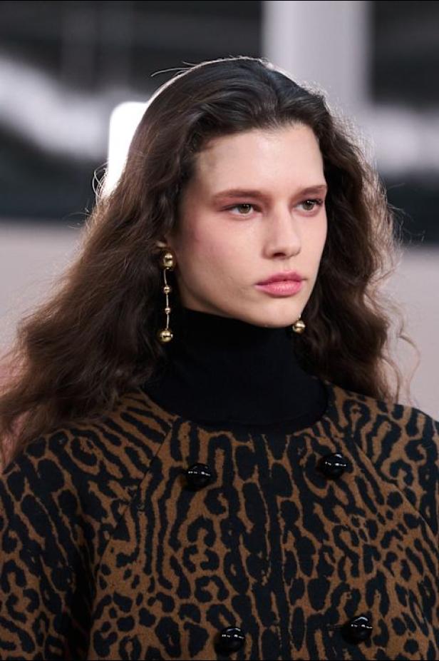  مجموعة كارولينا هيريرا لخريف 2026 تكريم للمرأة القوية والمثقفة