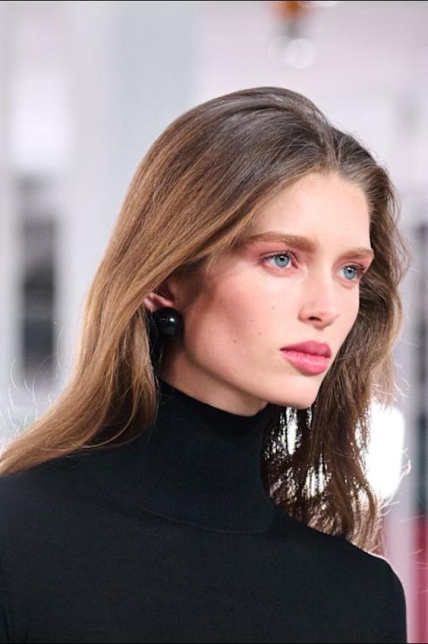  مجموعة كارولينا هيريرا لخريف 2026 تكريم للمرأة القوية والمثقفة