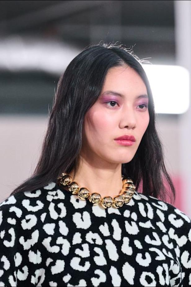  مجموعة كارولينا هيريرا لخريف 2026 تكريم للمرأة القوية والمثقفة