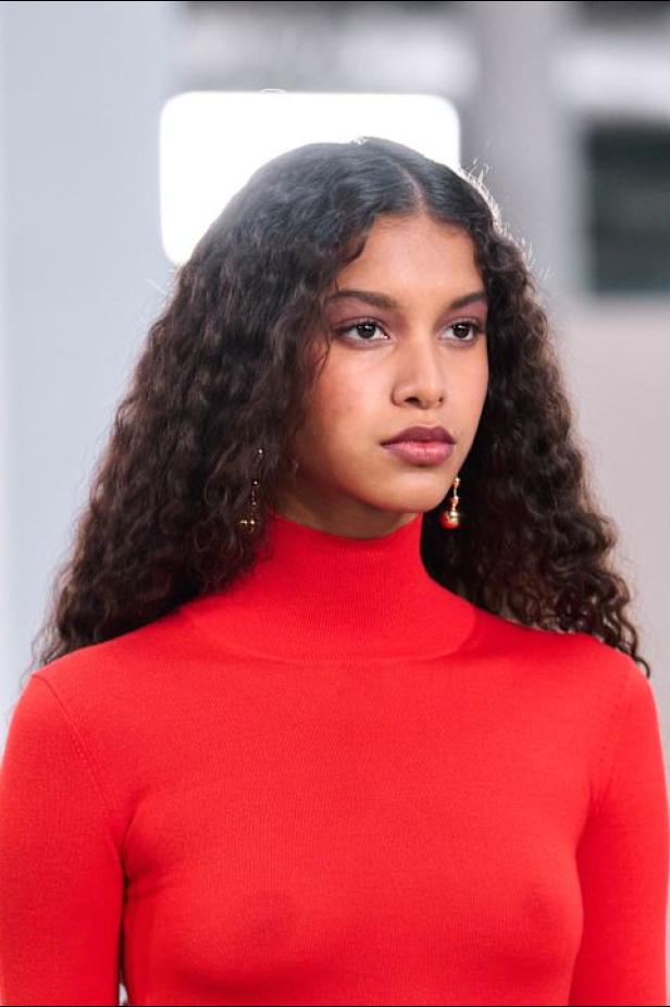  مجموعة كارولينا هيريرا لخريف 2026 تكريم للمرأة القوية والمثقفة