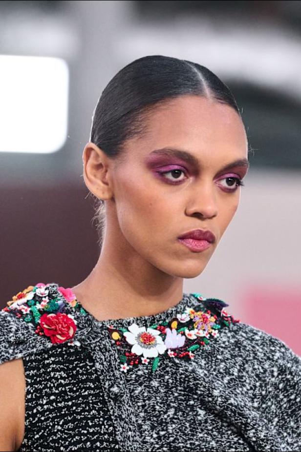  مجموعة كارولينا هيريرا لخريف 2026 تكريم للمرأة القوية والمثقفة