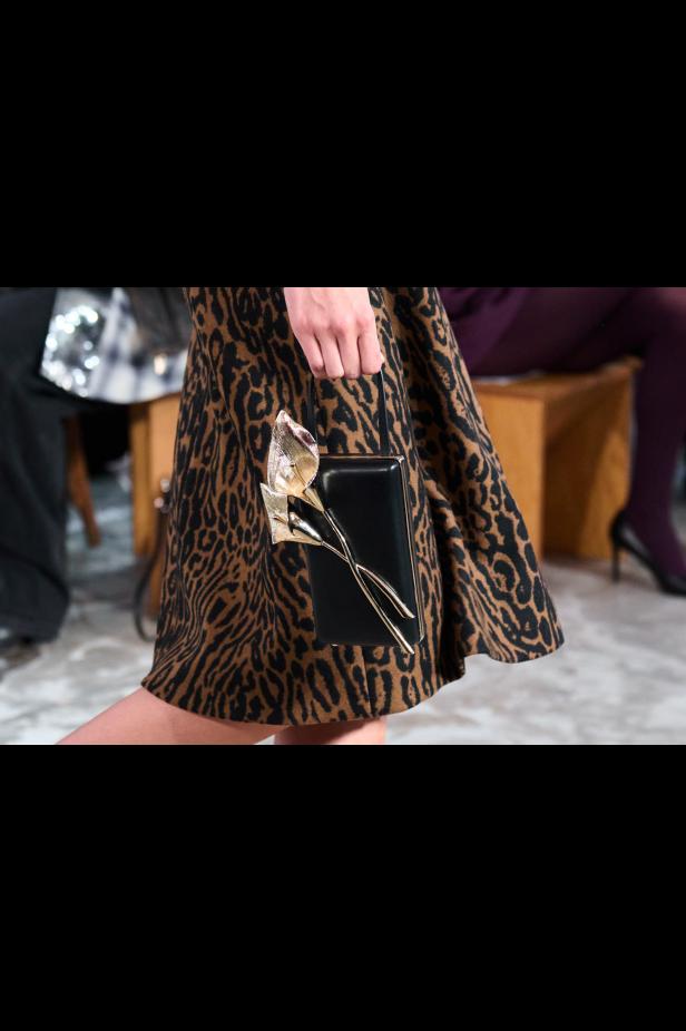  مجموعة كارولينا هيريرا لخريف 2026 تكريم للمرأة القوية والمثقفة