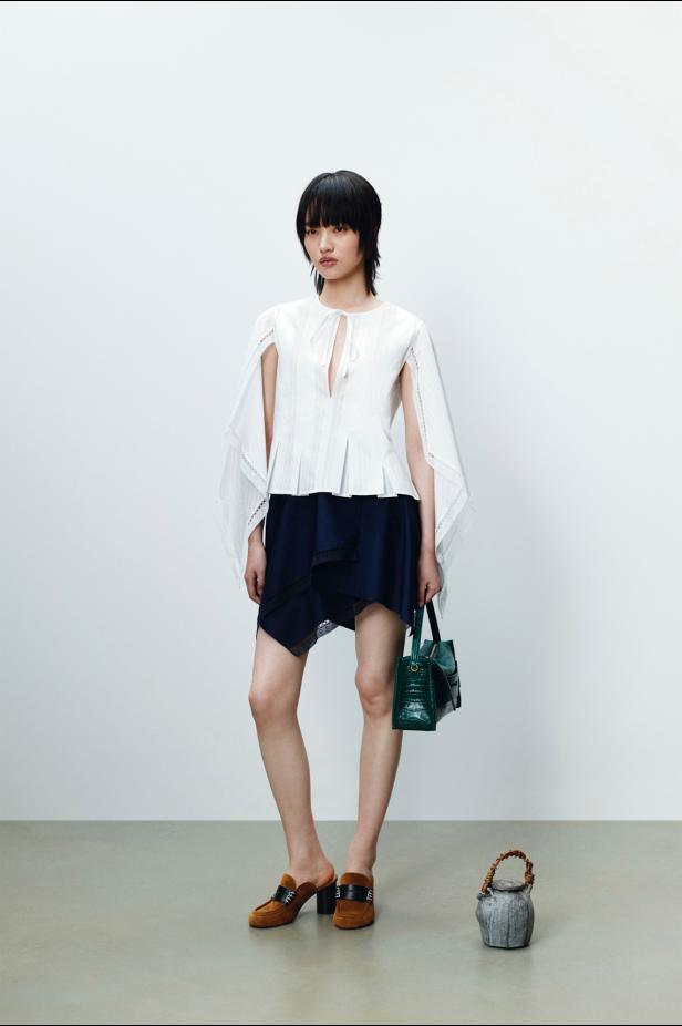 مجموعة JW Anderson تجربة فنية متكاملة