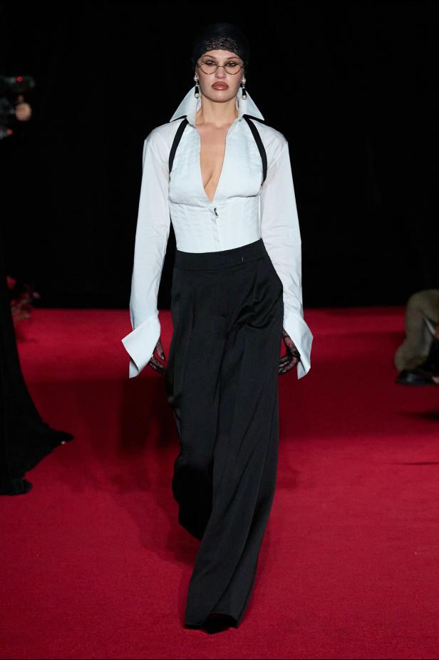 مجموعة لاكوان سميث لخريف 2026 للمرأة الغامضة والقوية