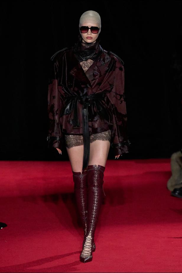 مجموعة لاكوان سميث لخريف 2026 للمرأة الغامضة والقوية