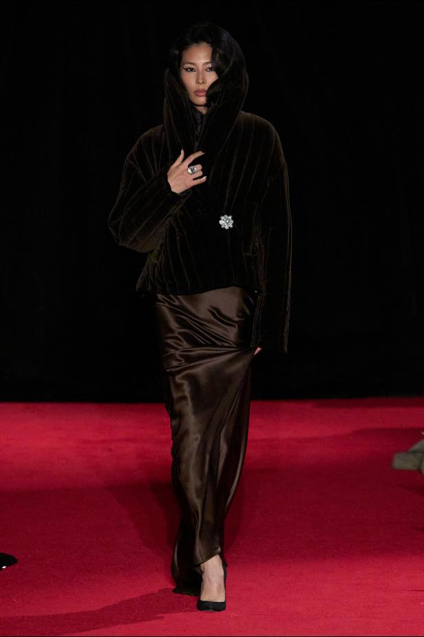 مجموعة لاكوان سميث لخريف 2026 للمرأة الغامضة والقوية