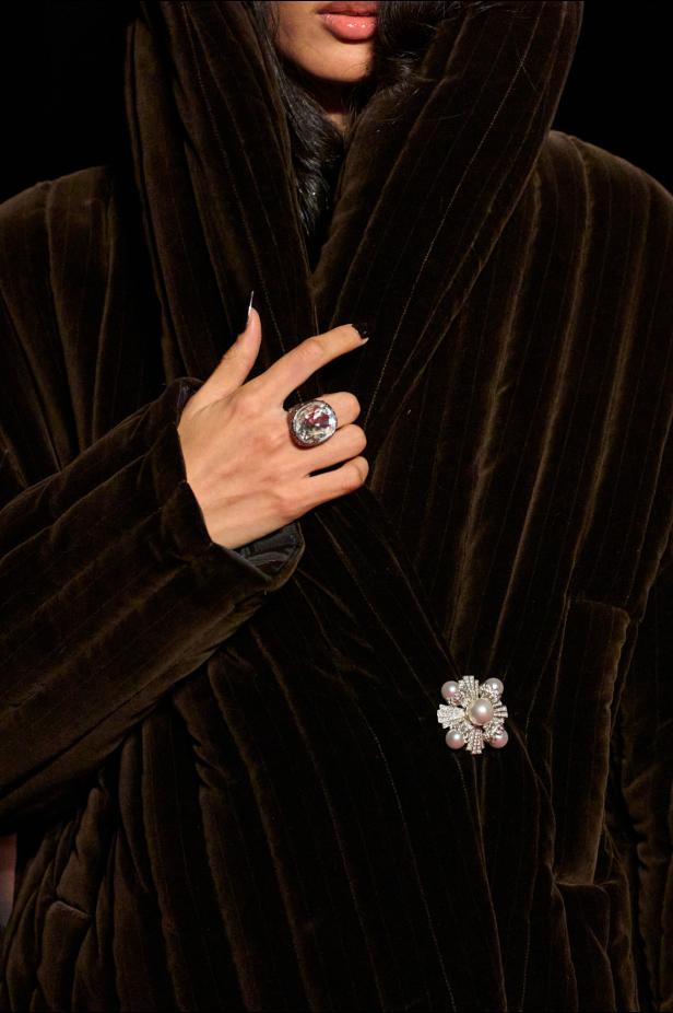 مجموعة لاكوان سميث لخريف 2026 للمرأة الغامضة والقوية